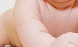 Отличаем колики от газиков у новорождённых: как бороться и что делать