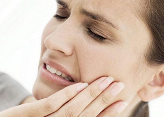 Острая зубная боль у женщины