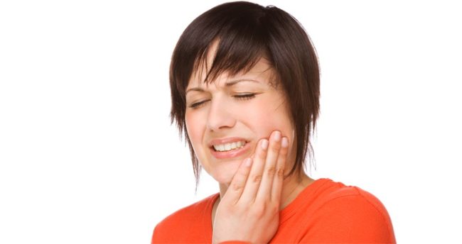 Зубная боль у женщины с короткими волосами на белом фоне