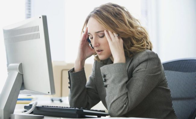 Женщина в состоянии стресса на работе