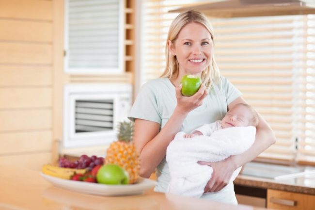 Кормящая мама и новорождённый на руках