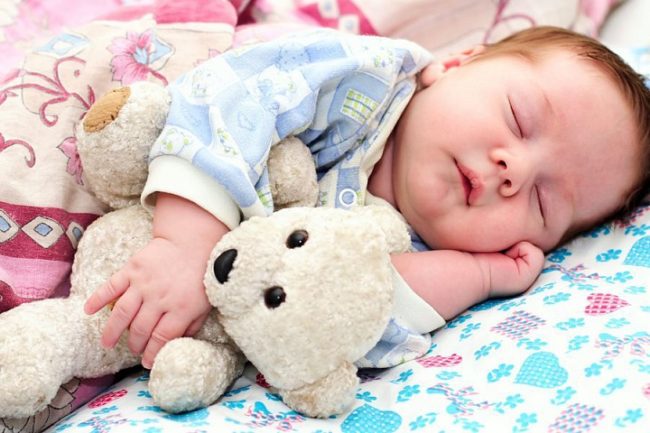 Малыш спящий в обнимку с мягкой игрушкой