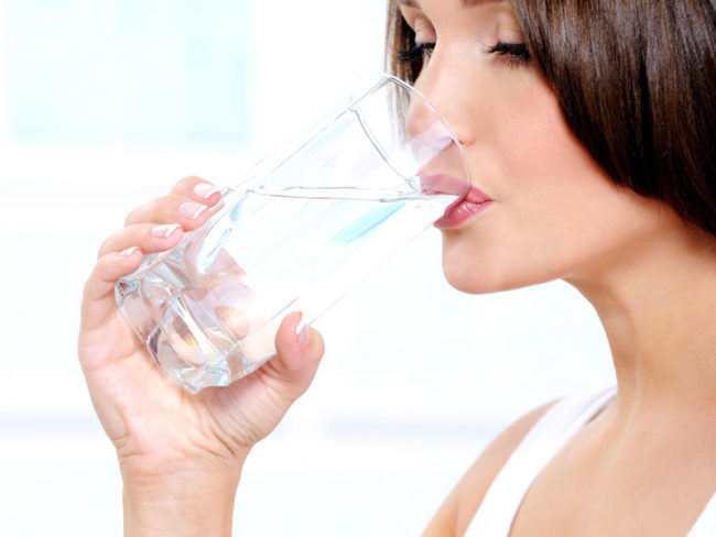 Женщина пьющая укропную воду