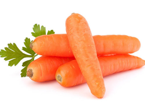 Оранжевая морковь с ботвой крупным планом