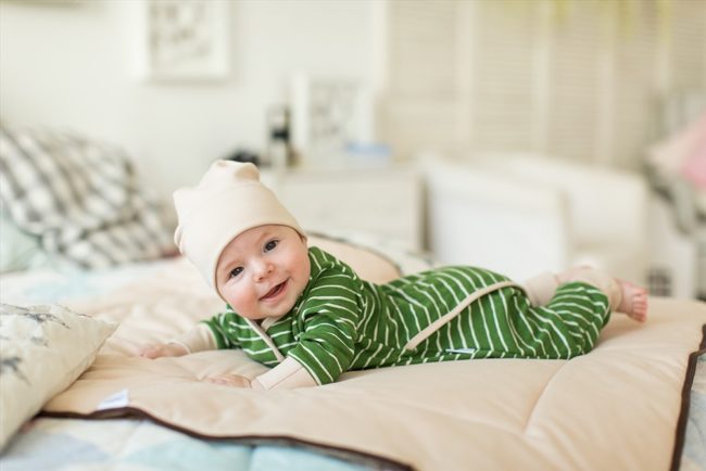 Зелёная полосатая пижама на младенце