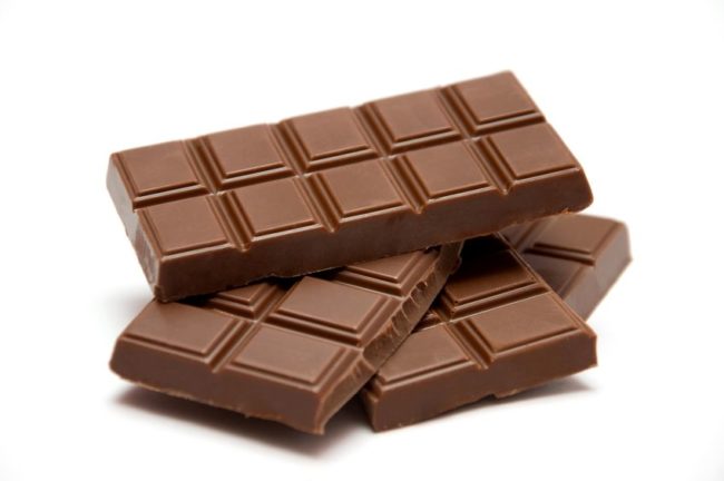 Плитки шоколада на белом фоне