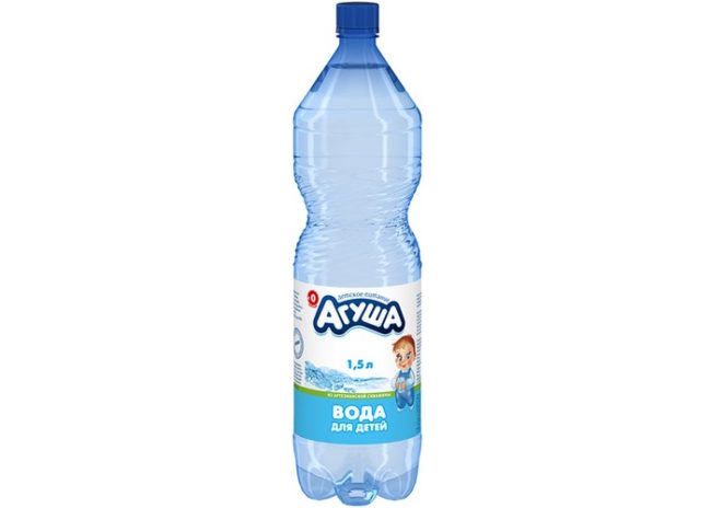 Детская вода в бутылке на белом фоне