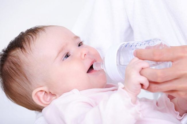 Вода в бутылочке для новорождённого