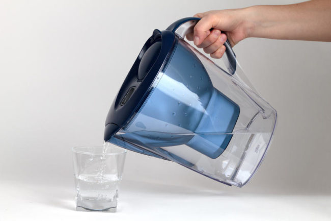 Отфильтрованная вода в стакане из кувшина
