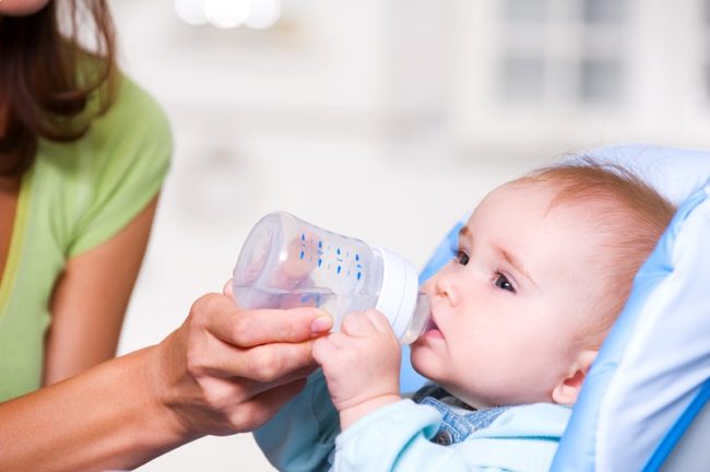 Малыш пьёт воду из бутылочки Philips