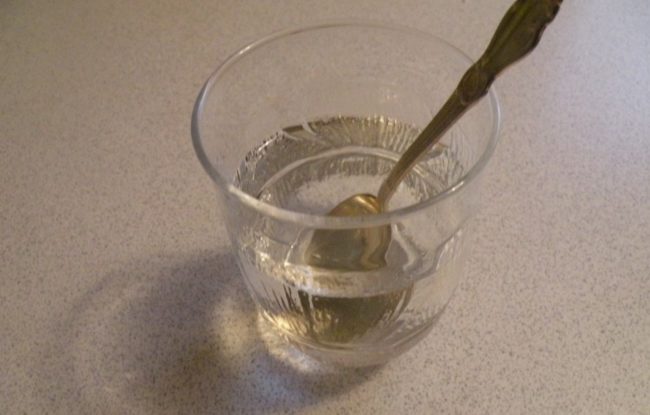 Ложка в прозрачном стакане с водой