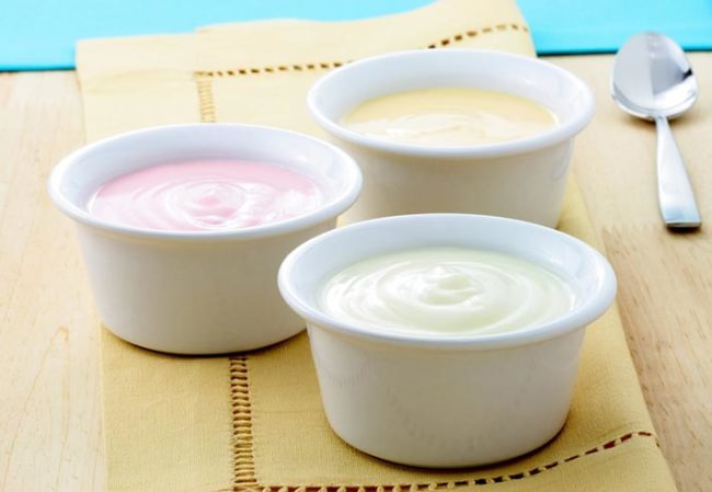 Йогурты в белых чашах на столе