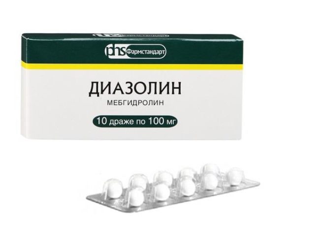 Лечебный препарат Диазолин в бело-зелёной упаковке на белом фоне 