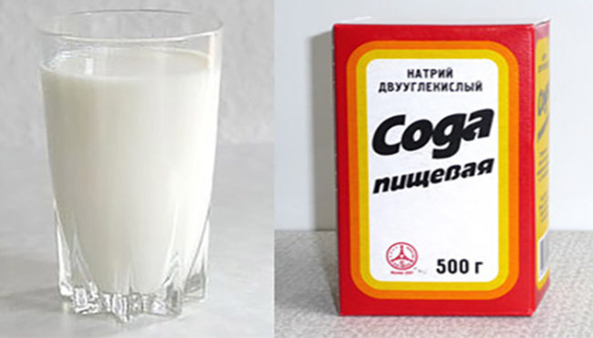На белом фоне стеклянный стакан с молоком и упаковка с содой