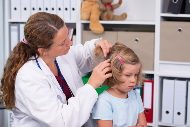 Визуальный осмотр головы ребёнка на предмет вшей и гнид врачом