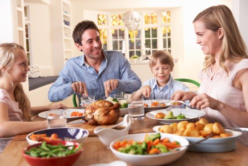 Семья за столом ест вкусный и полезный ужин
