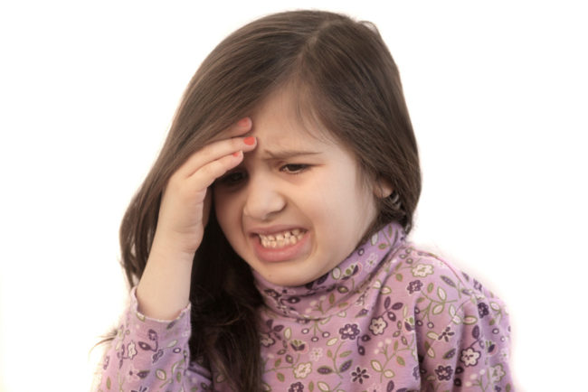 У ребёнка мигрень болит голова держится за голову