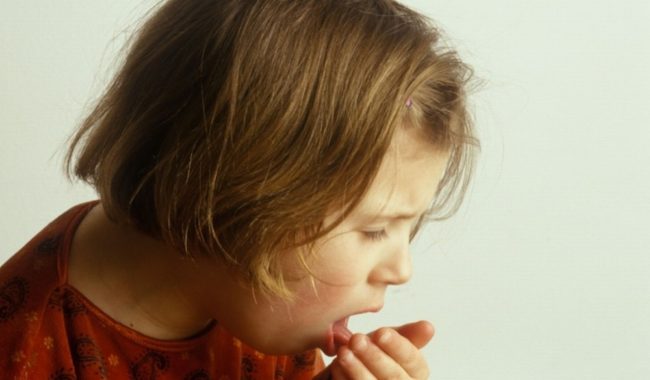 Приступ кашля у ребёнка при коклюше