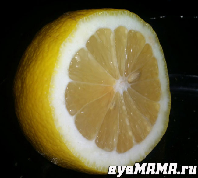 Лимон порезанный на пополам для извлечения сока