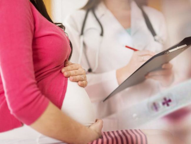 Беременная женщина на приёме у врача