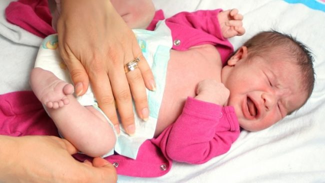 Опорожнение кишечника новорождённым