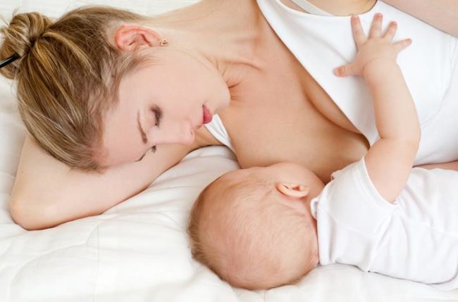 Кормление новорождённого грудью матери