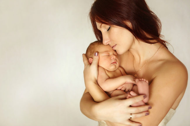 Мама с новорождённым малышом на руках