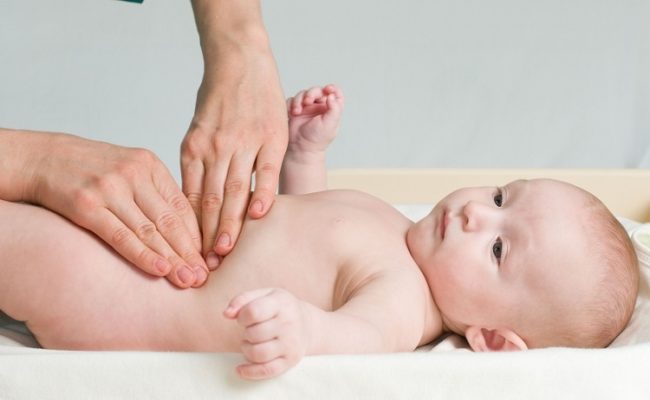 Лёгкий массаж животика новорождённого