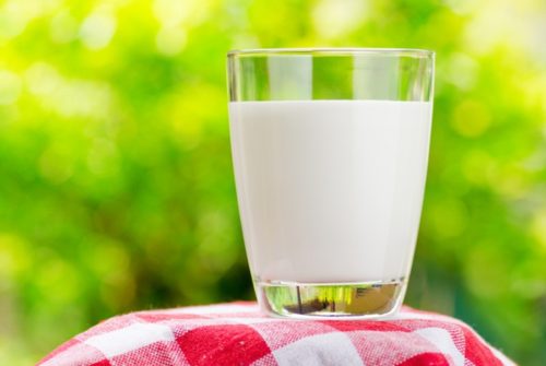 Белое молоко в прозрачном стакане