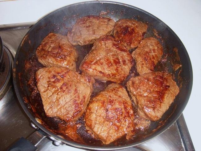Жирное мясо на сковороде