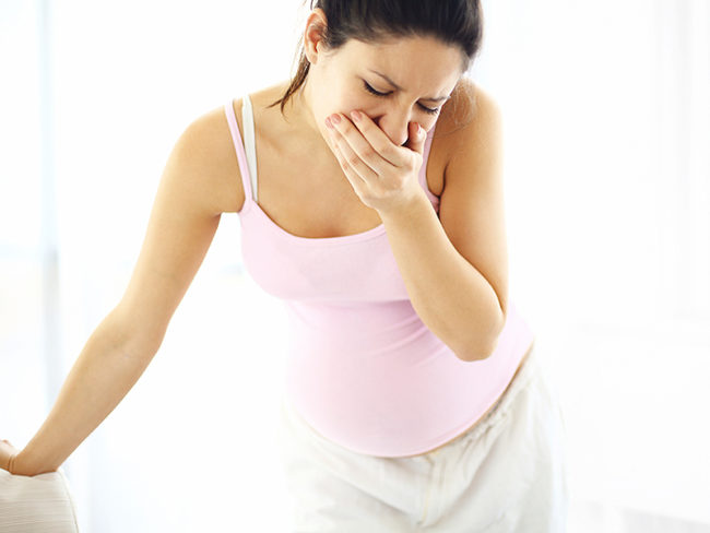Приступ тошноты у беременной женщины