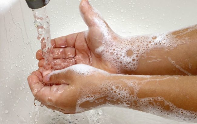 Мытьё рук в воде с белой пеной