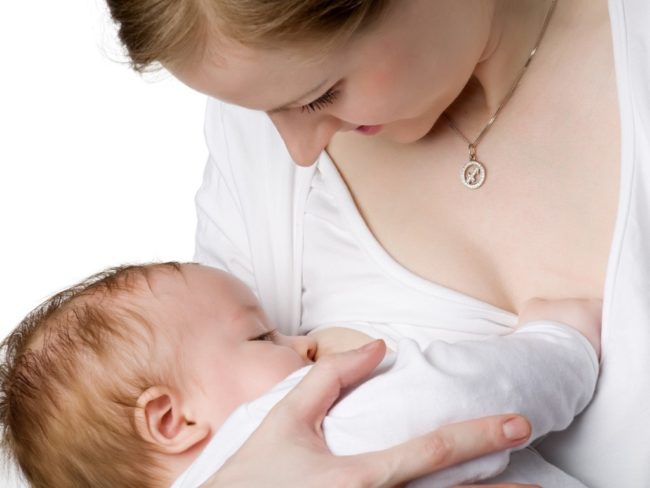 Кормление грудью новорождённого