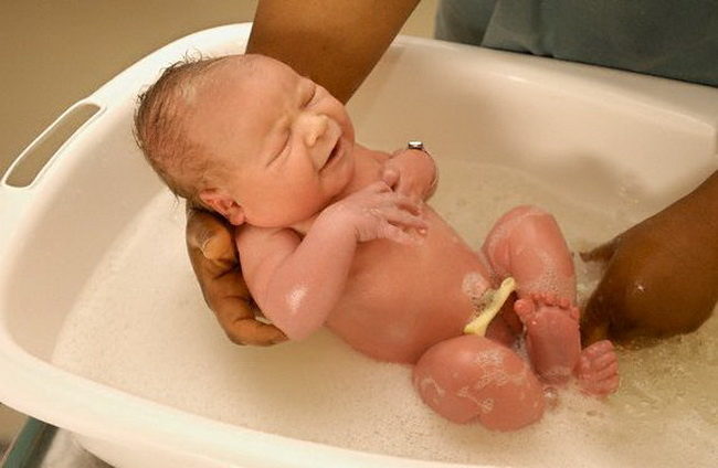 Водные процедуры у новорождённого