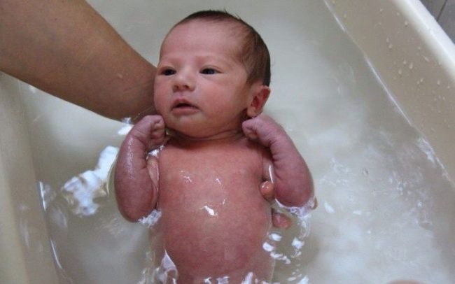 Купание новорождённого в тёплой воде