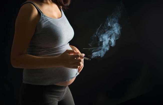 Беременная курящая женщина
