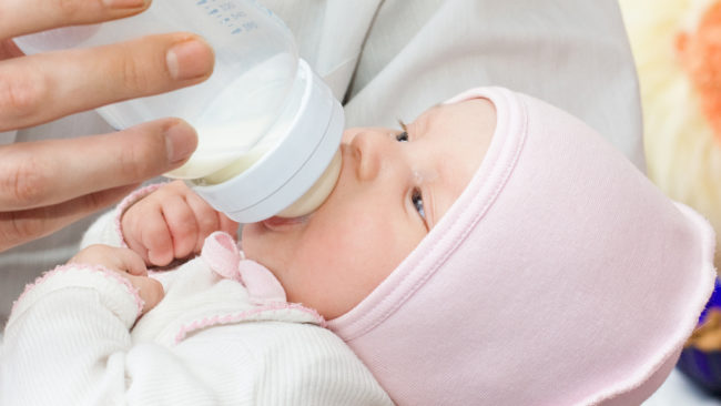 Кормление новорождённого из бутылочки