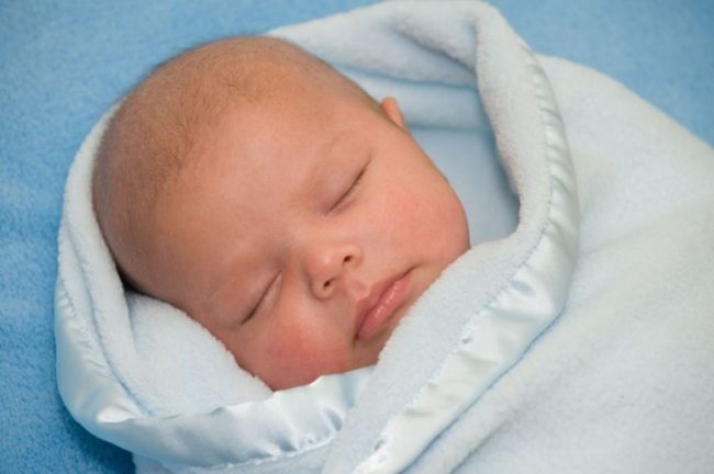 Новорождённый в голубом одеяле