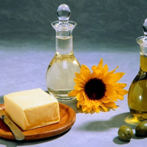 Сливочное подсочнечное и оливковое масло крупным планом