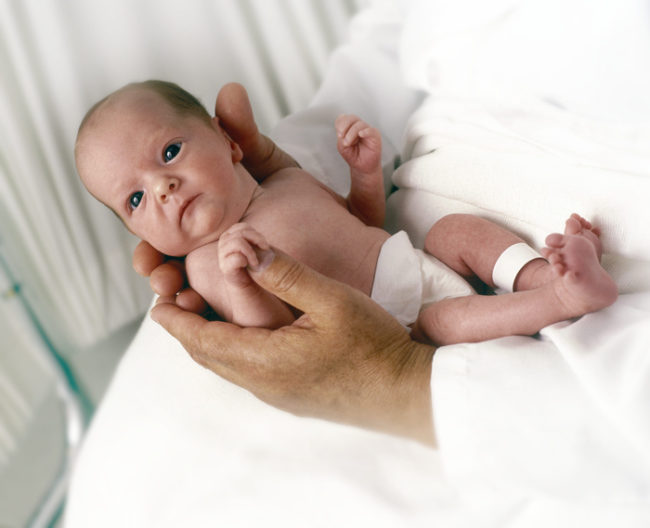 Недоношенный малыш на руках