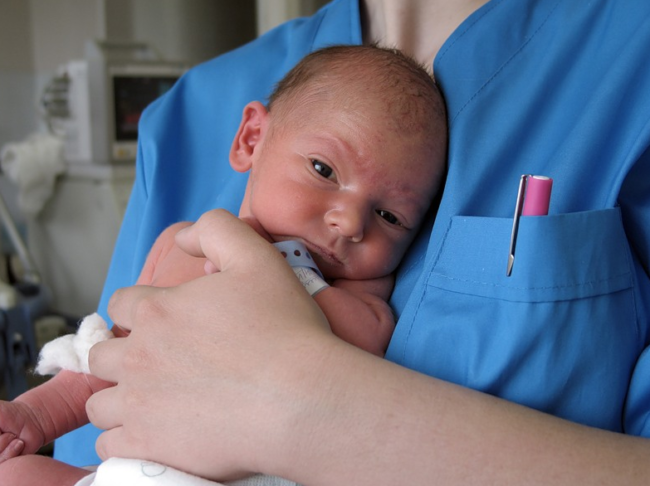 Новорождённый на руках женщины
