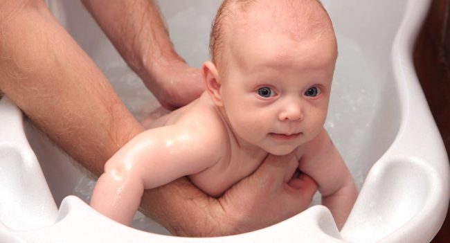 Подмывание новорождённого в ванночке