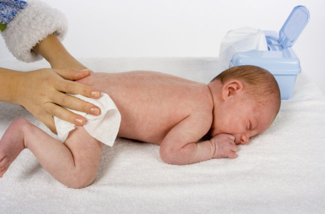 Бумажная салфетка и новорождённый
