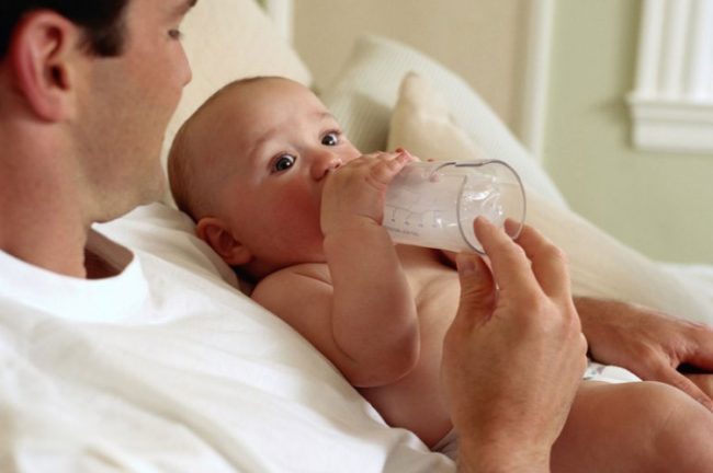 Папа кормящий новорождённого из бутылочки