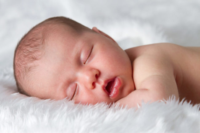 Новорождённый спящий с открытым ртом