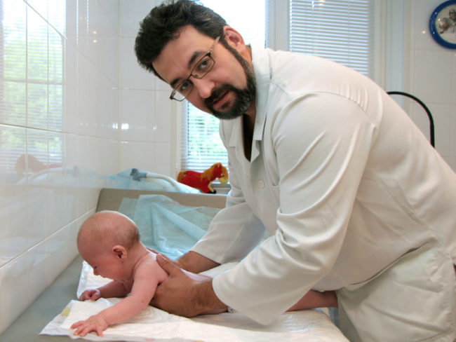Новорождённый малыш у врача