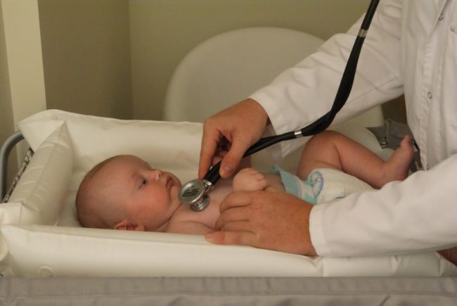 Новорождённый у врача на приёме