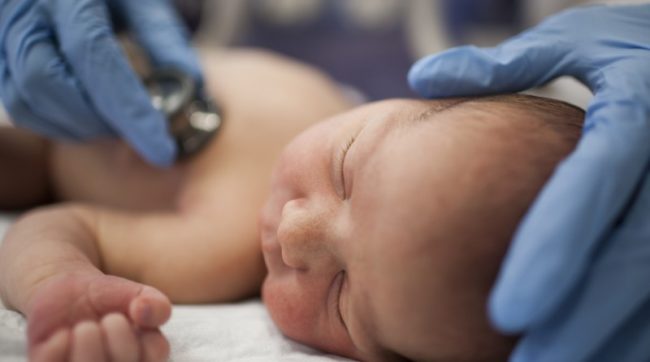 Новорождённый мальчик у врача