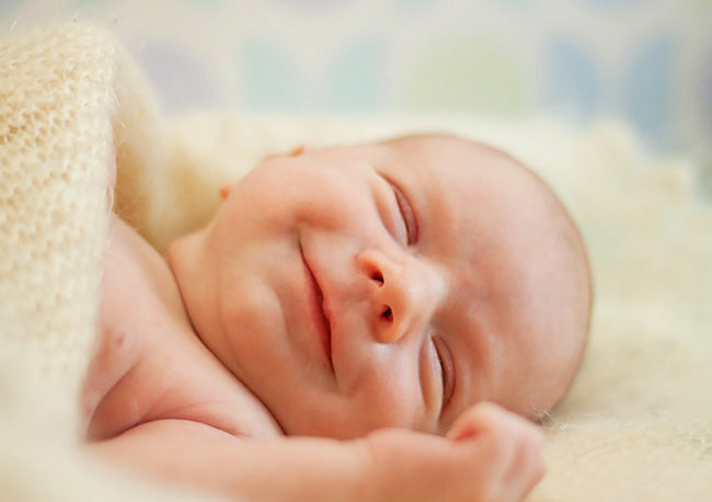 Улыбающийся во сне новорождённый