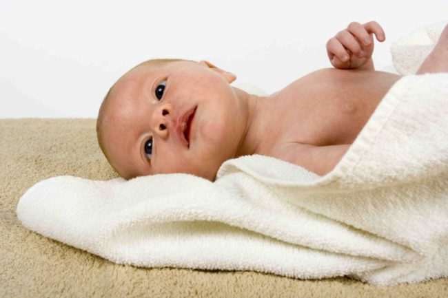 Новорождённый в полотенце